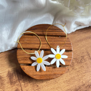 Daisy Set - White and Yellow - Nian by Nidhi - consists of Earrings and a neckpiece with a pendant - in a white and brown background