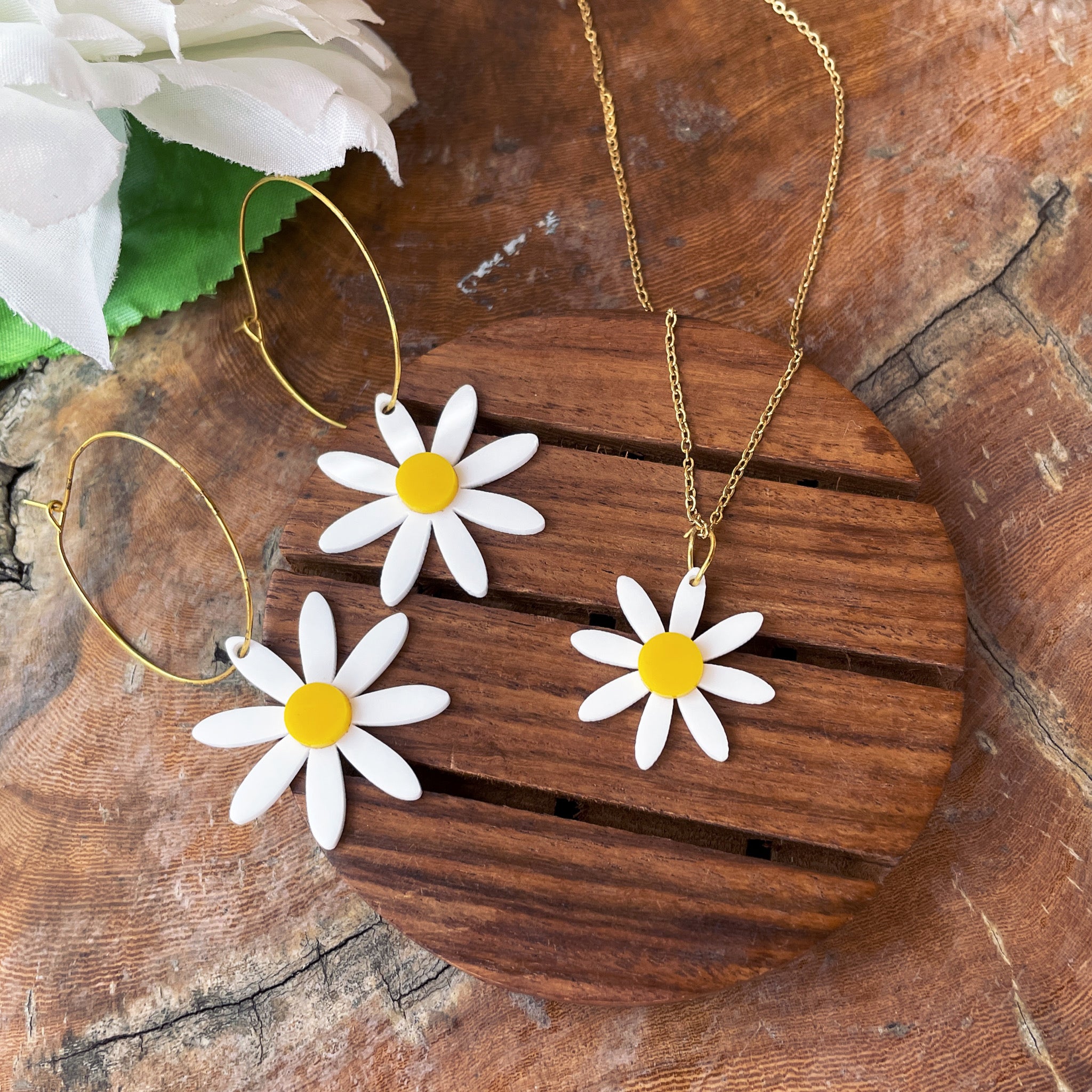 Daisy Set - White and Yellow - Nian by Nidhi - consists of Earrings and a neckpiece with a pendant - in a white and brown background