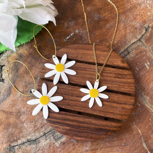 Daisy Set - White and Yellow - Nian by Nidhi - consists of Earrings and a neckpiece with a pendant - in a white and brown background