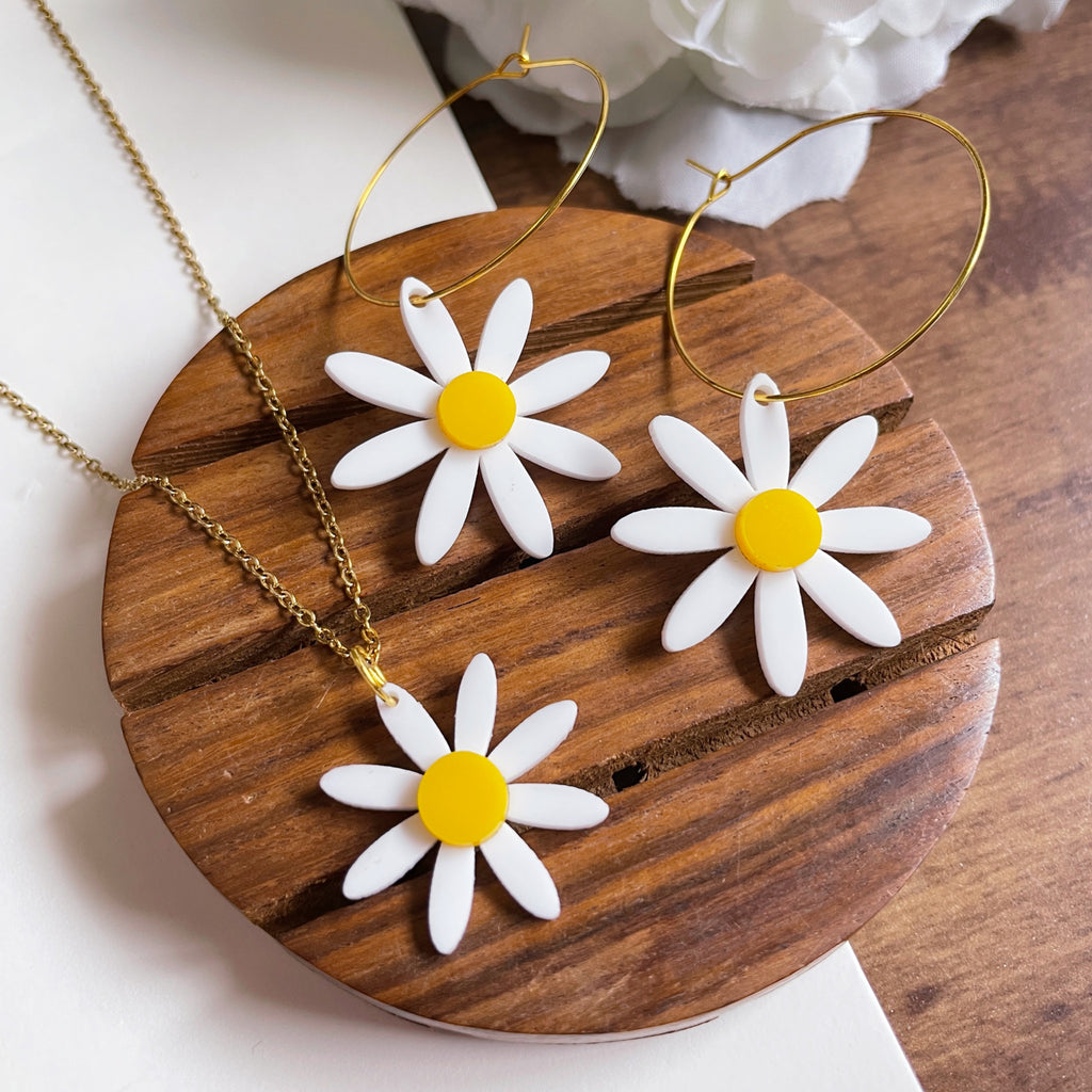 Daisy Set - White and Yellow - Nian by Nidhi - consists of Earrings and a neckpiece with a pendant - in a white and brown background